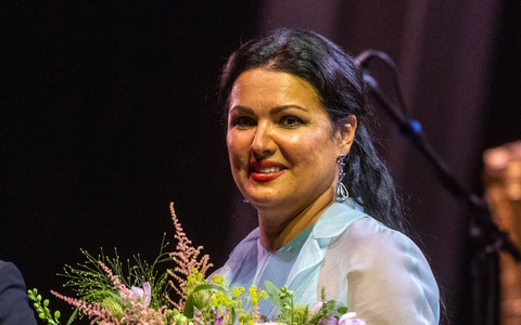 Der russische Opernstar Anna Netrebko steht im Innenhof des Fürstenschlosses St. Emmeram in Regensburg. - Foto: Armin Weigel/dpa