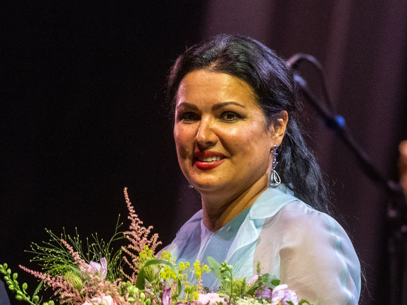 Der russische Opernstar Anna Netrebko steht im Innenhof des Fürstenschlosses St. Emmeram in Regensburg. - Foto: Armin Weigel/dpa