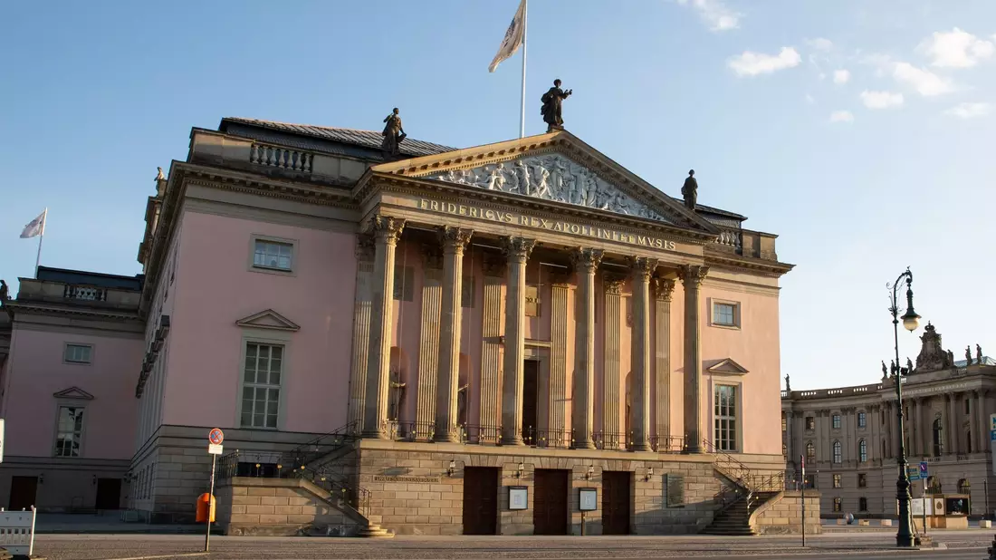 Außenansicht der Staatsoper Unter den Linden im Sonnenuntergang. - Bild: Gerald Matzka/dpa-Zentralbild/dpa