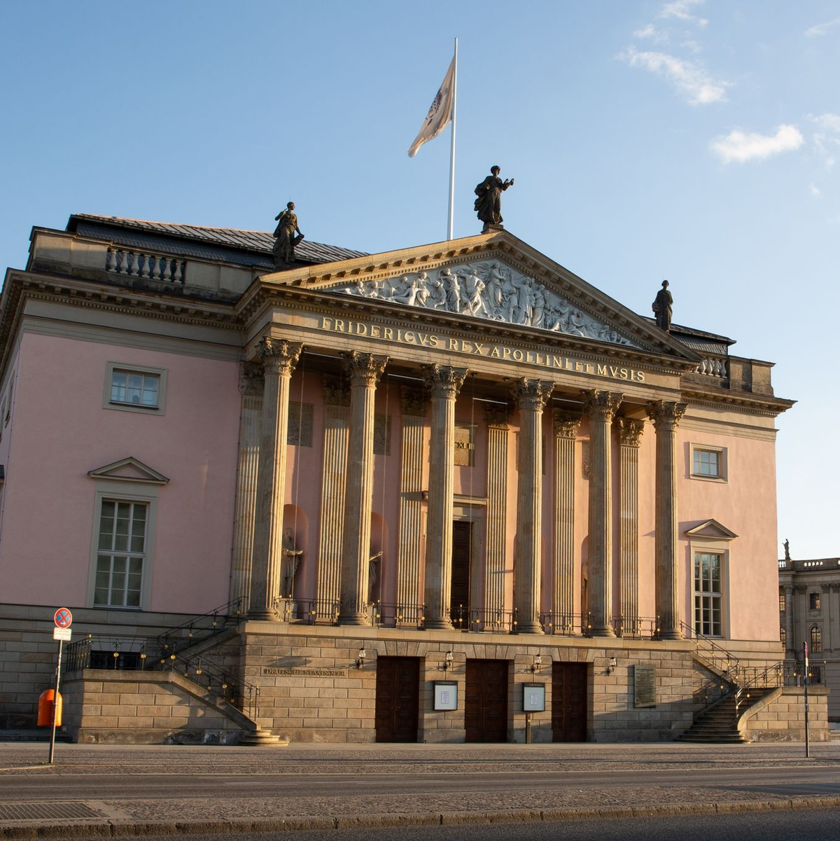 Außenansicht der Staatsoper Unter den Linden im Sonnenuntergang. - Foto: Gerald Matzka/dpa-Zentralbild/dpa