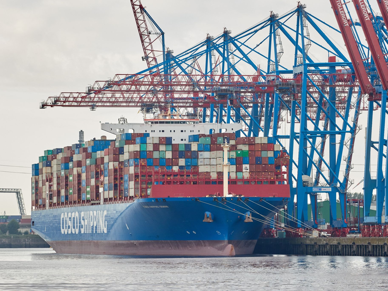 Die chinesische Staatsreederei Cosco hat vor wenigen Monaten anteilig ein Terminal des Hamburger Hafens übernommen. - Foto: Georg Wendt/dpa