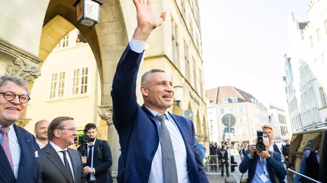 Kiews Bürgermeister Vitali Klitschko winkt bei der Friedenskonferenz in Münster. - Bild: Guido Kirchner/dpa