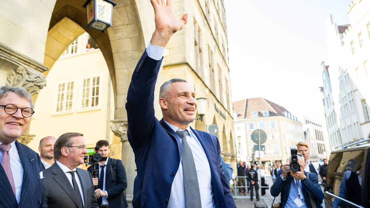 Kiews Bürgermeister Vitali Klitschko winkt bei der Friedenskonferenz in Münster. - Foto: Guido Kirchner/dpa