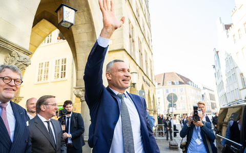 Kiews Bürgermeister Vitali Klitschko winkt bei der Friedenskonferenz in Münster. - Foto: Guido Kirchner/dpa