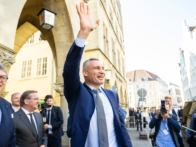 Kiews Bürgermeister Vitali Klitschko winkt bei der Friedenskonferenz in Münster. - Foto: Guido Kirchner/dpa