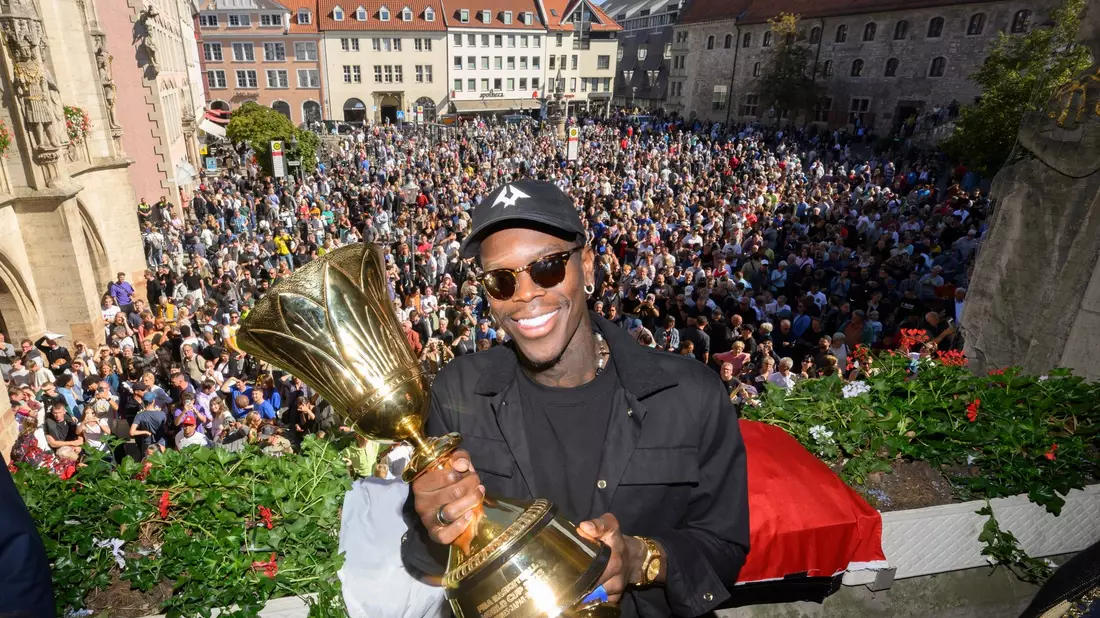 Hat sich ins Goldene Buch der Stadt Braunschweig eingetragen: DBB-Kapitän Dennis Schröder. - Bild: Julian Stratenschulte/dpa