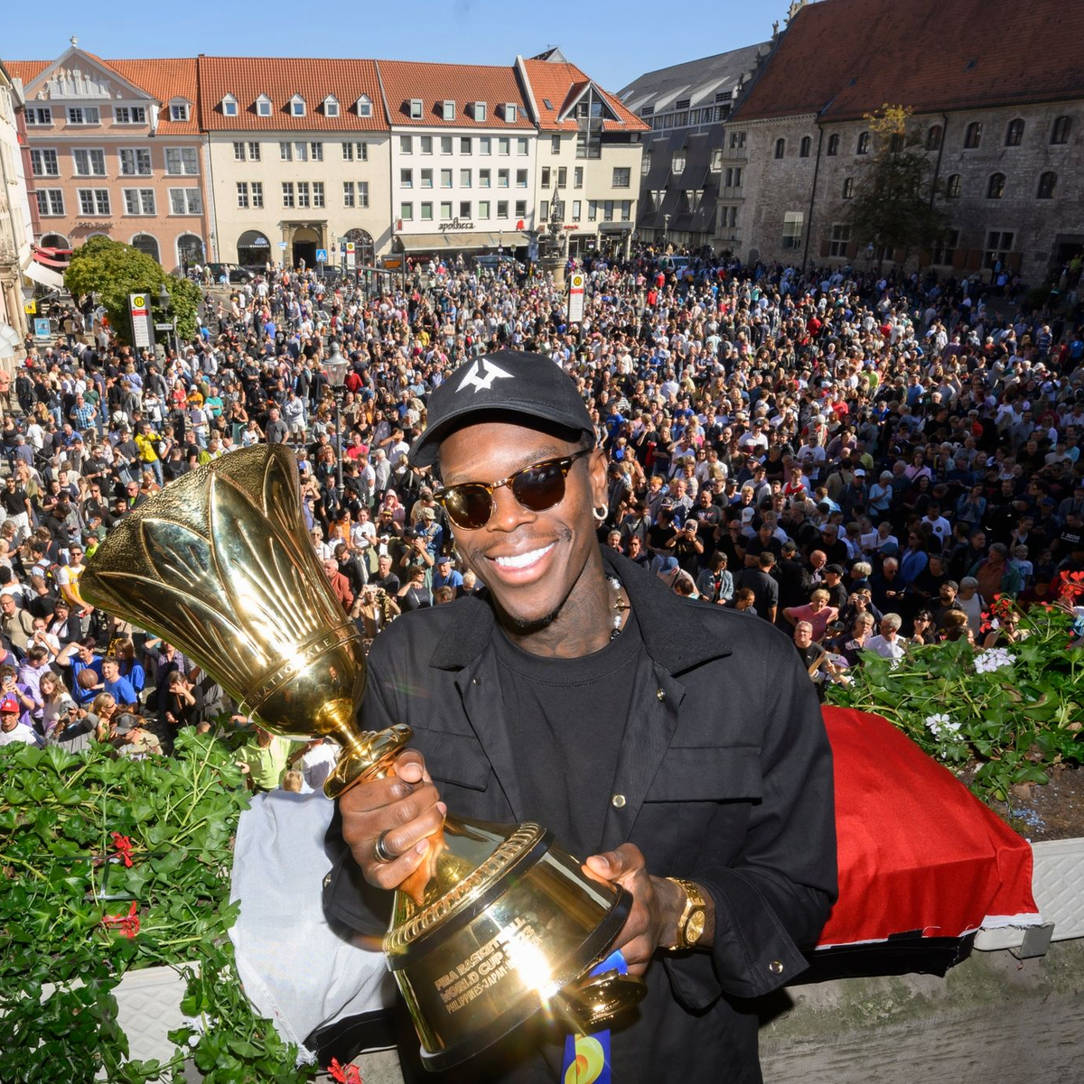 Erst Weltmeister, dann Fahnenträger? Schröder ist bereit für die Olympia-Ehre. - Foto: Julian Stratenschulte/dpa