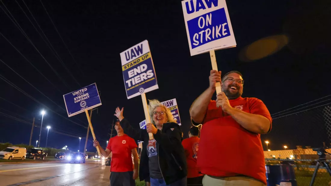 Streikposten neben einer Straße vor dem Stellantis Toledo Assembly Complex in Ohio. - Bild: Jonathan Aguilar/The Blade/AP/dpa