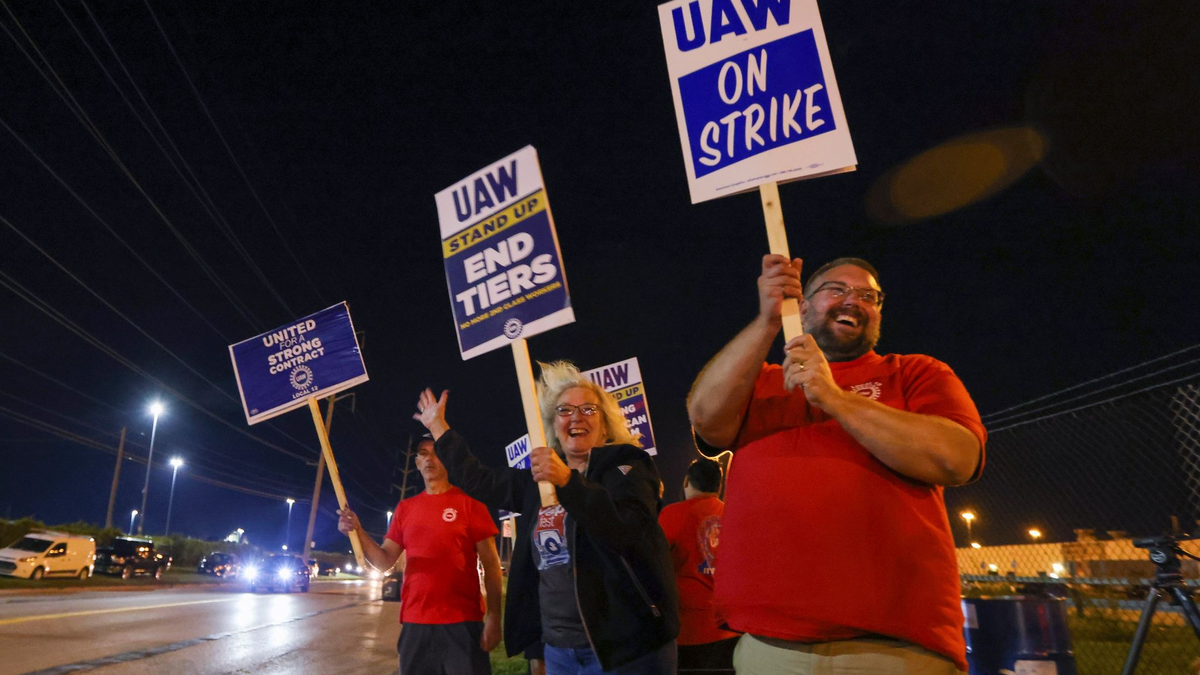 Streikposten neben einer Straße vor dem Stellantis Toledo Assembly Complex in Ohio. - Foto: Jonathan Aguilar/The Blade/AP/dpa