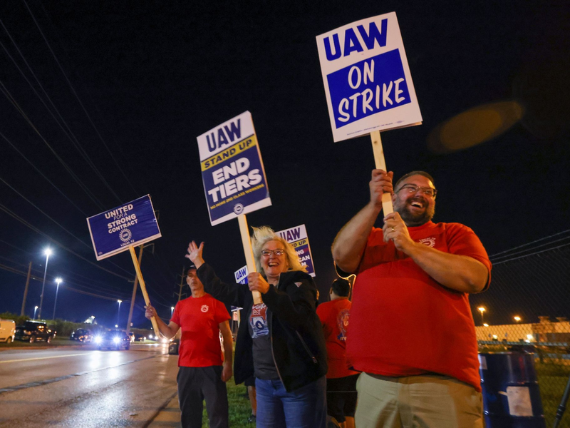 Streikposten neben einer Straße vor dem Stellantis Toledo Assembly Complex in Ohio. - Foto: Jonathan Aguilar/The Blade/AP/dpa