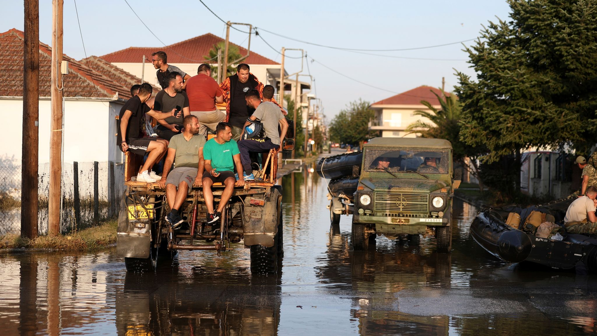 Überflutete Straßen im griechischen Palamas. In den meisten betroffenen Regionen ist die Stromversorgung wieder hergestellt worden. Probleme gibt es jedoch mit der Wasserversorgung. - Foto: Vaggelis Kousioras/AP/dpa