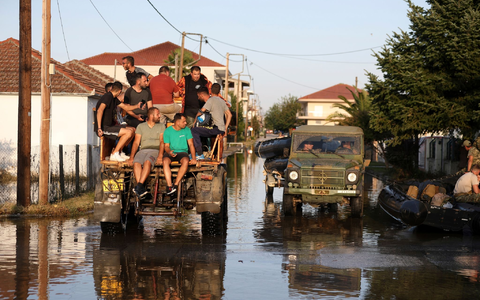 Überflutete Straßen im griechischen Palamas. In den meisten betroffenen Regionen ist die Stromversorgung wieder hergestellt worden. Probleme gibt es jedoch mit der Wasserversorgung. - Foto: Vaggelis Kousioras/AP/dpa