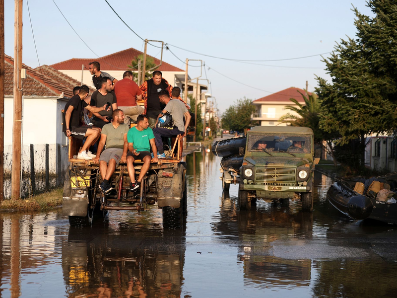 Überflutete Straßen im griechischen Palamas. In den meisten betroffenen Regionen ist die Stromversorgung wieder hergestellt worden. Probleme gibt es jedoch mit der Wasserversorgung. - Foto: Vaggelis Kousioras/AP/dpa