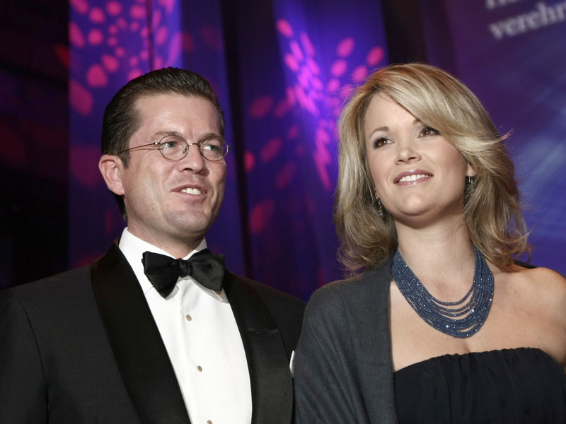 Karl-Theodor zu Guttenberg (l) und seine Frau Stephanie Freifrau zu Guttenberg im Jahr 2010. - Foto: Fredrik von Erichsen/dpa