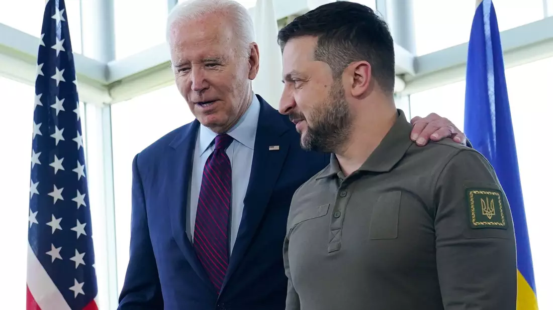 US-Präsident Joe Biden und Wolodymyr Selenskyj, Präsident der Ukraine, unterhalten sich während des G7-Gipfels im Mai. - Bild: Susan Walsh/AP Pool/dpa