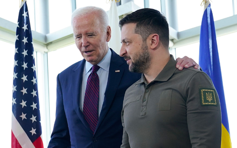 US-Präsident Joe Biden und Wolodymyr Selenskyj, Präsident der Ukraine, unterhalten sich während des G7-Gipfels im Mai. - Foto: Susan Walsh/AP Pool/dpa