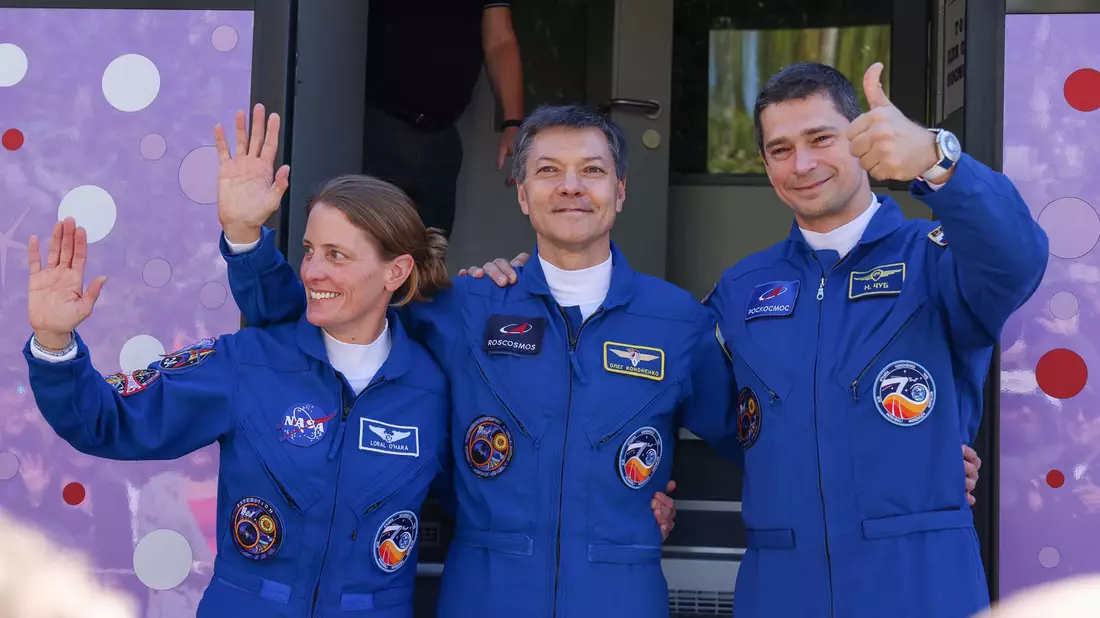 Astronautin Loral O'Hara und ihre Kosmonauten-Kollegen Oleg Kononenko und Nikolai Chub vor dem Start des Raumschiffs. - Bild: Ivan Timoshenko/Roscosmos space corporation/AP/dpa