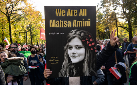 Teilnehmende einer GroĂdemonstration «SolidaritĂ€t mit den Protestierenden im Iran» am GroĂen Stern in Berlin. - Foto: Paul Zinken/dpa Teilnehmende einer GroĂdemonstration «SolidaritĂ€t mit den Protestierenden im Iran» am GroĂen Stern in Berlin. - Foto: Paul Zinken/dpa