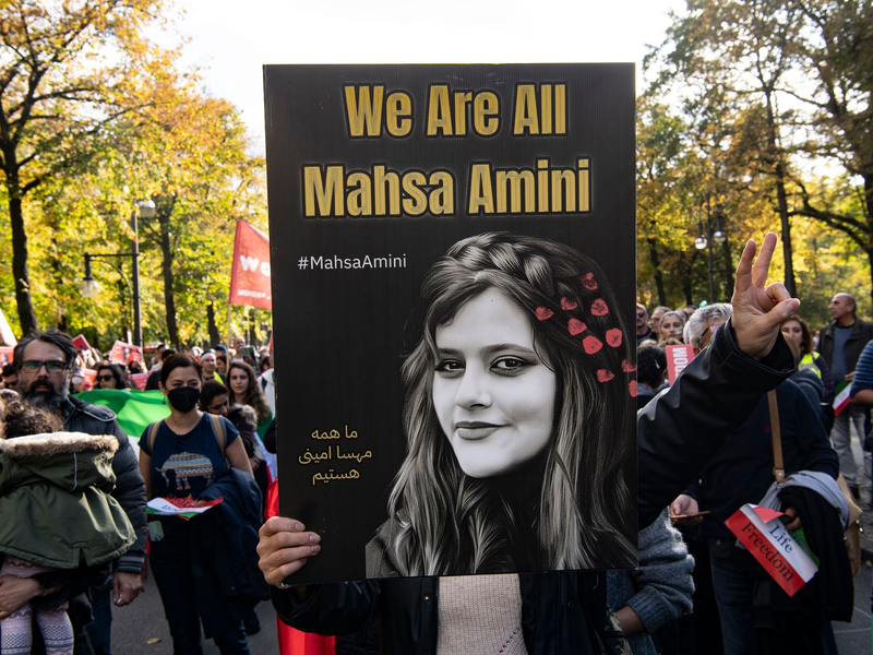 Teilnehmende einer Großdemonstration «Solidarität mit den Protestierenden im Iran» am Großen Stern in Berlin. - Foto: Paul Zinken/dpa