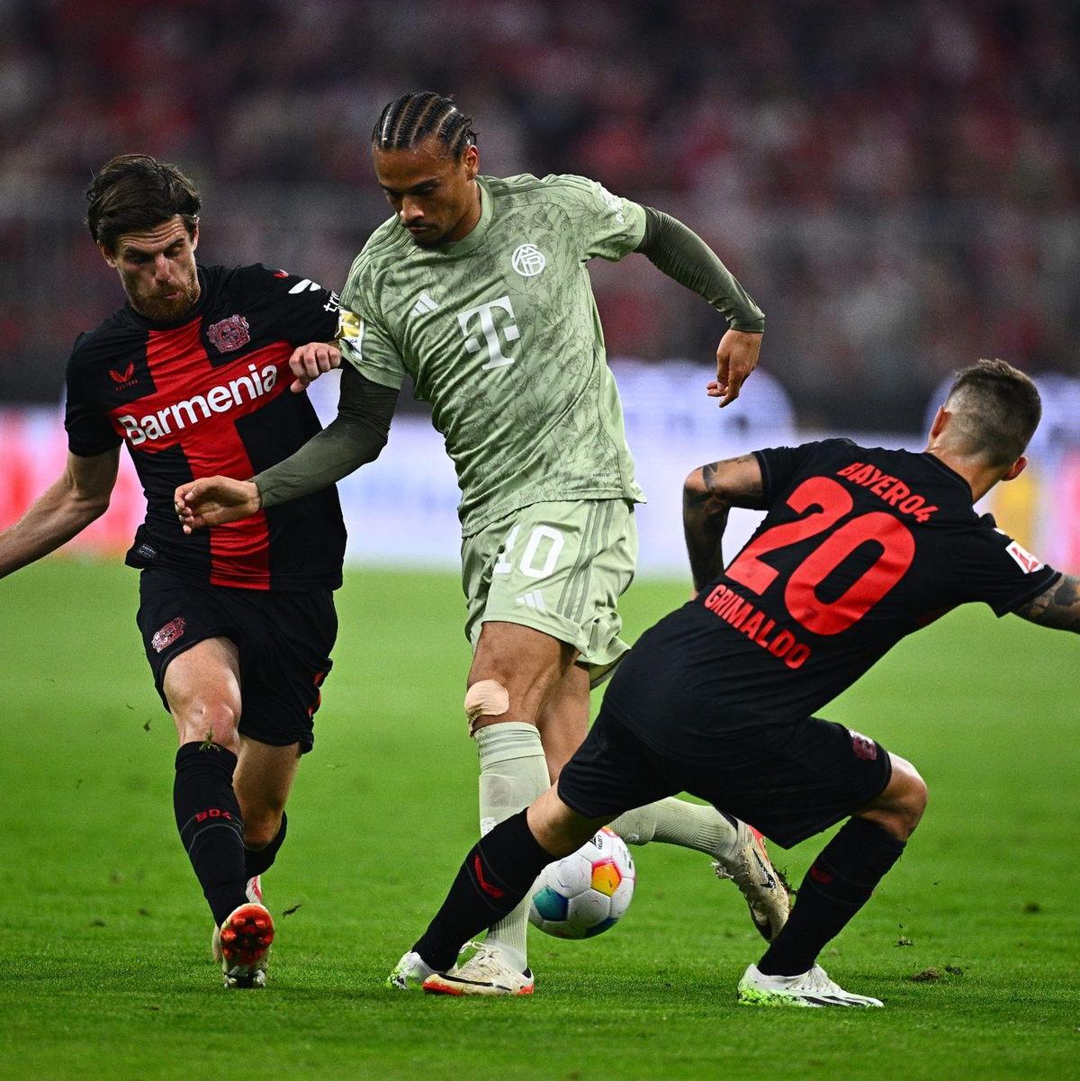 Leverkusens Exequiel Palacios (r) jubelt über sein Ausgleichstor zum 2:2. - Foto: Tom Weller/dpa