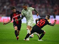 Manuel Neuer (2.v.l.) sieht die erste Rote Karte seiner Karriere. - Foto: Tom Weller/dpa