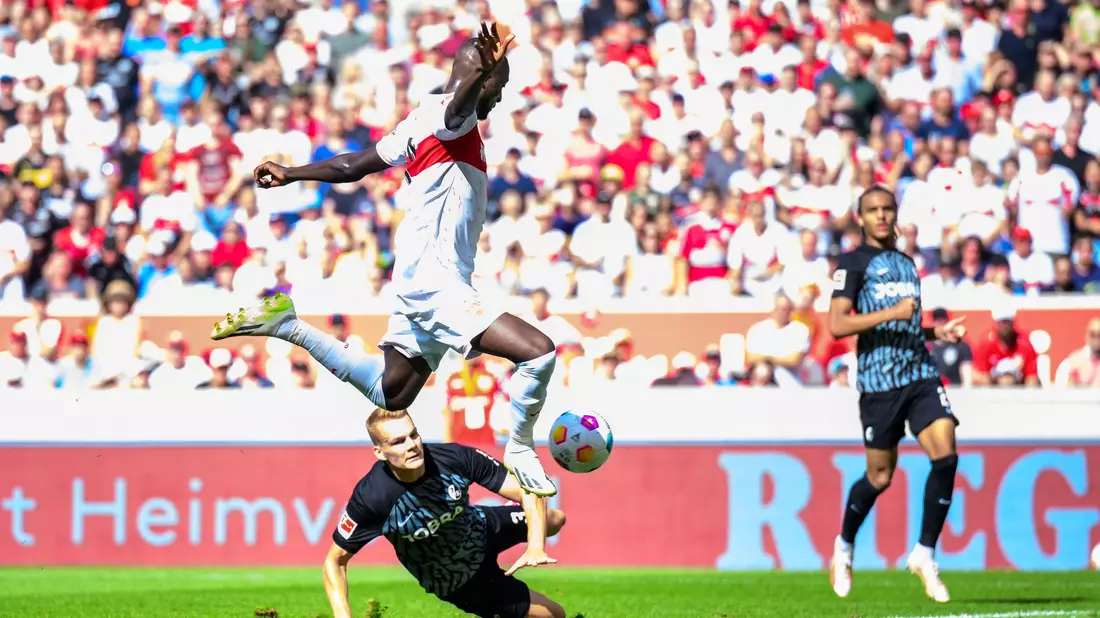 Stuttgarts Serhou Guirassy erzielt das Tor zum zwischenzeitlichen 3:0. - Bild: Tom Weller/dpa