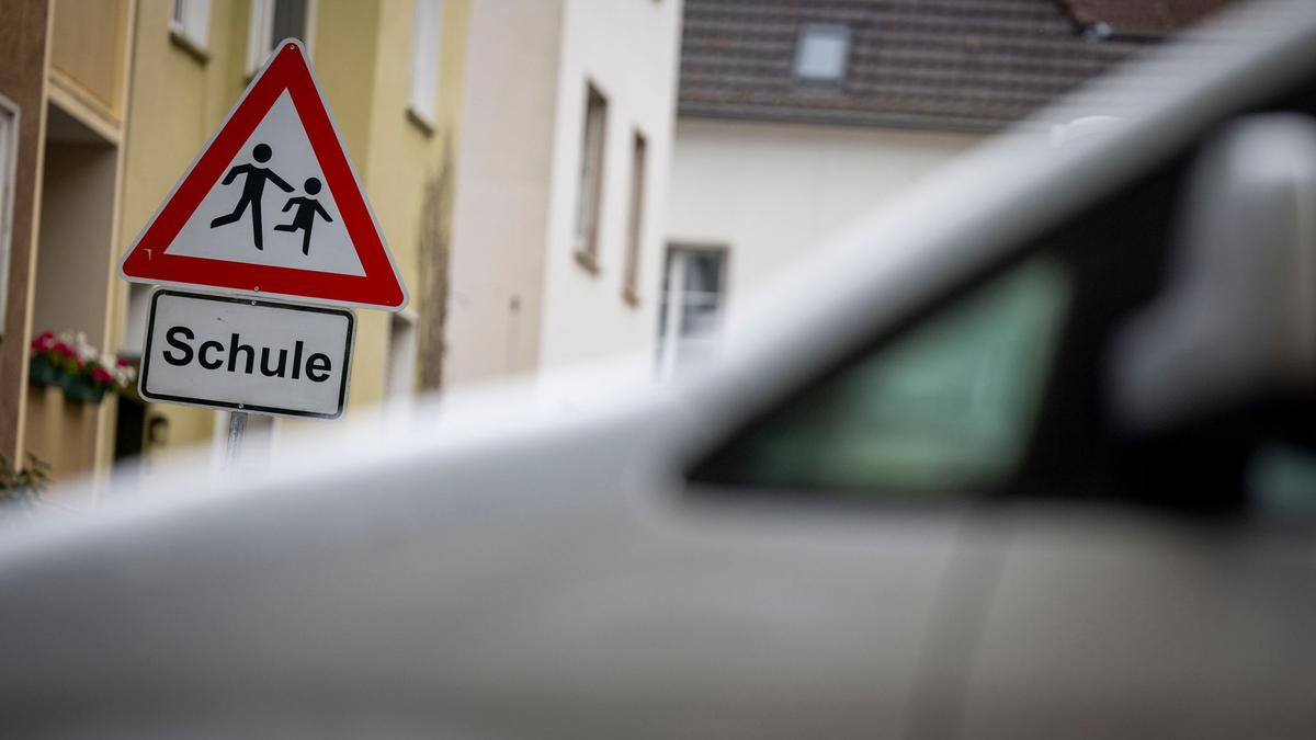 Experten raten, den Schulweg zu üben. - Foto: Christoph Reichwein/dpa