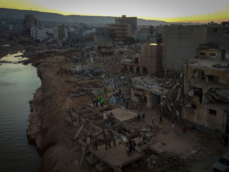 Gebäude in der Stadt Darna sind durch die Überschwemmung zerstört. - Foto: Ricardo Garcia Vilanova/AP/dpa