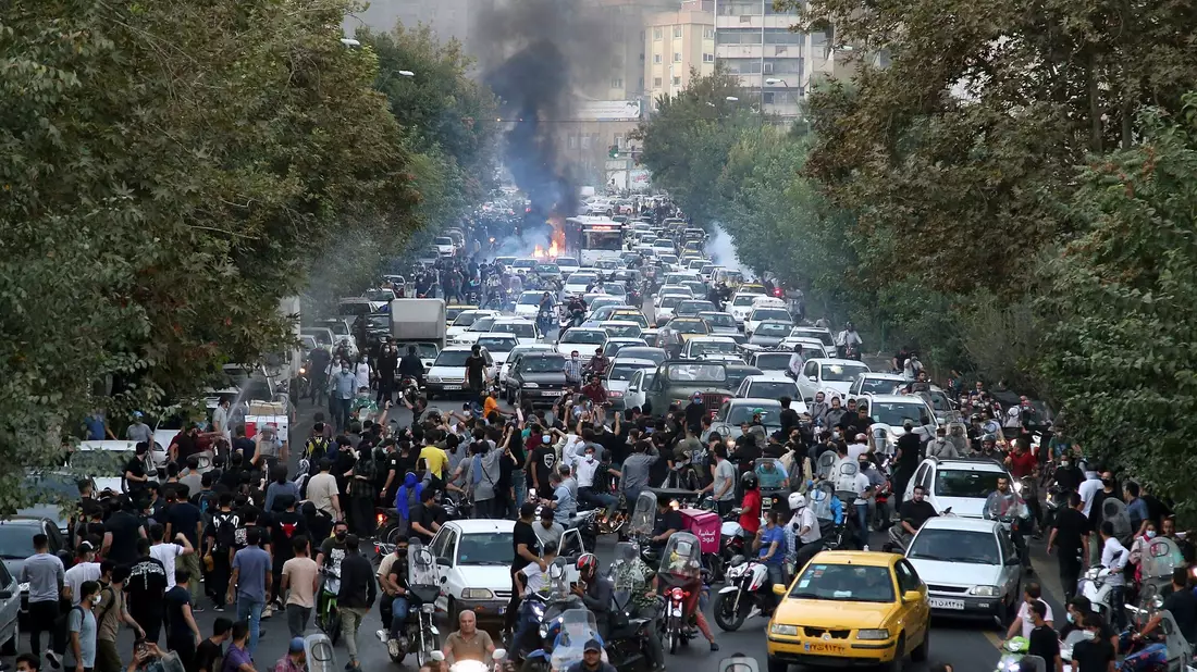 Der Tod der iranischen Kurdin Jina Mahsa Amini löste in Teheran schwere Proteste aus. - Bild: Uncredited/AP/dpa