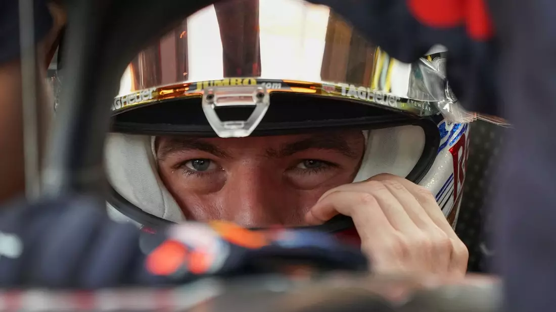 Max Verstappen in seinem Auto. - Bild: Vincent Thian/AP/dpa