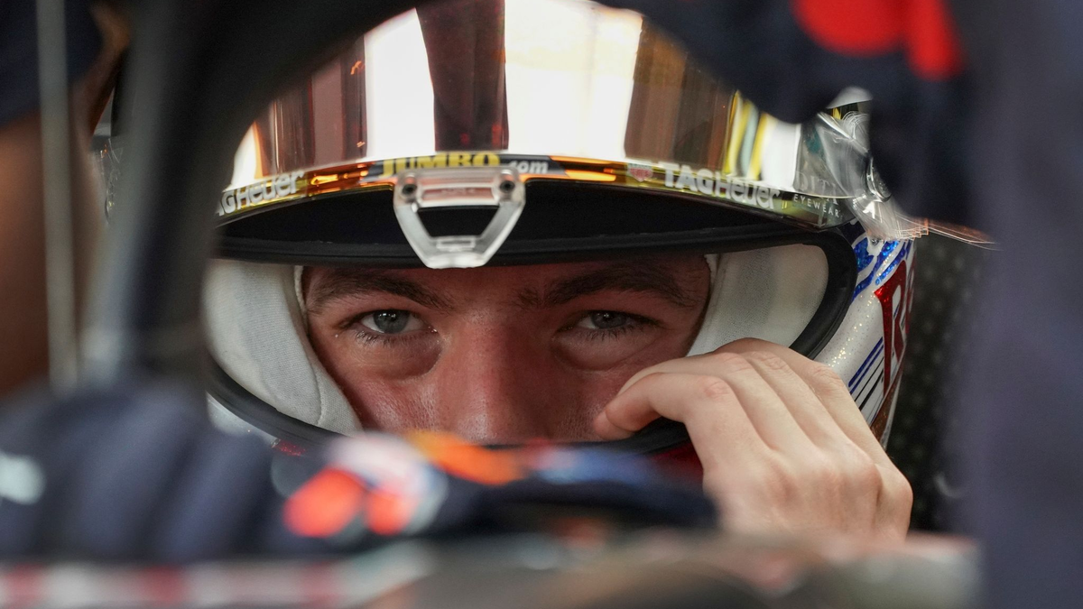 Max Verstappen in seinem Auto. - Foto: Vincent Thian/AP/dpa