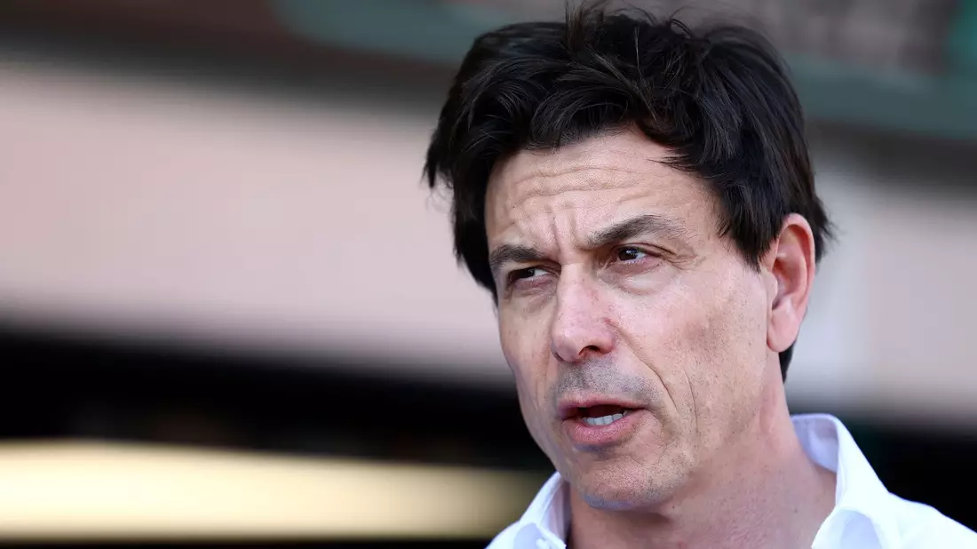 Toto Wolff schränkt seine vermeintlich despektierliche Aussage zur Rekordserie von Max Verstappen ein. - Bild: Lisi Niesner/AP/dpa