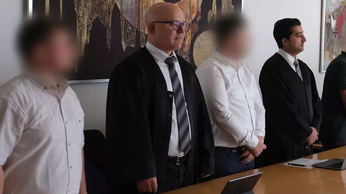 Zwei Angeklagte mit ihren Anwälten Cem Kilic (2.v.l.) und Zubair Khan (r) im Gerichtssaal in Lünen. - Bild: Marc Herwig/dpa