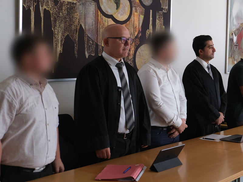 Zwei Angeklagte mit ihren Anwälten Cem Kilic (2.v.l.) und Zubair Khan (r) im Gerichtssaal in Lünen. - Foto: Marc Herwig/dpa