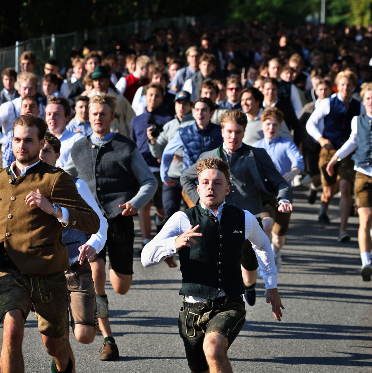 Oktoberfestbesucher stürmen nach der Eröffnung des Platzes auf die Festwiese. - Foto: Karl-Josef Hildenbrand/dpa