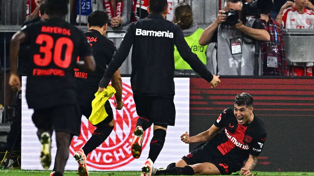 Leverkusens Exequiel Palacios (r) jubelt über sein Ausgleichstor zum 2:2. - Bild: Tom Weller/dpa