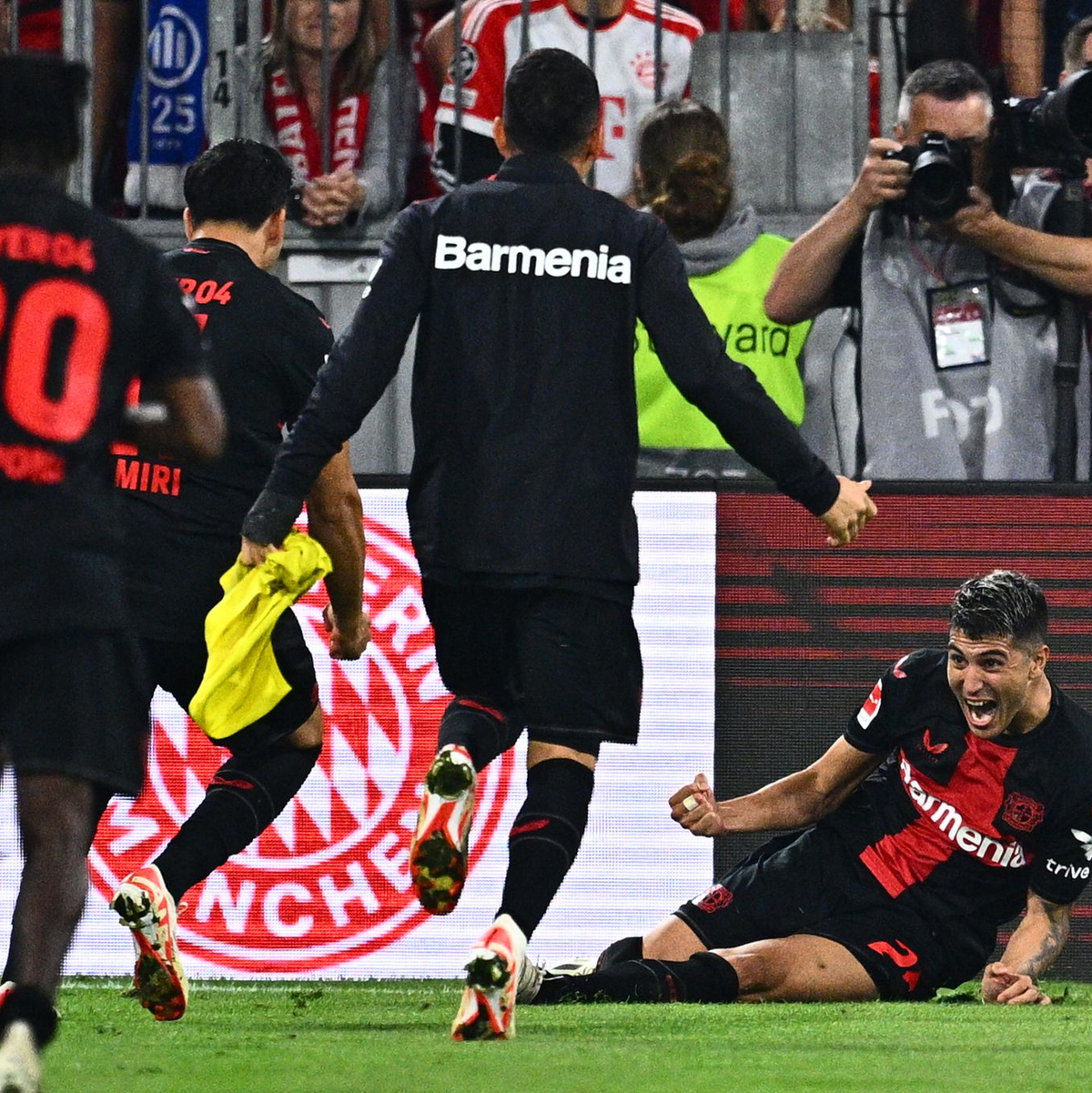 Leverkusens Exequiel Palacios (r) jubelt über sein Ausgleichstor zum 2:2. - Foto: Tom Weller/dpa