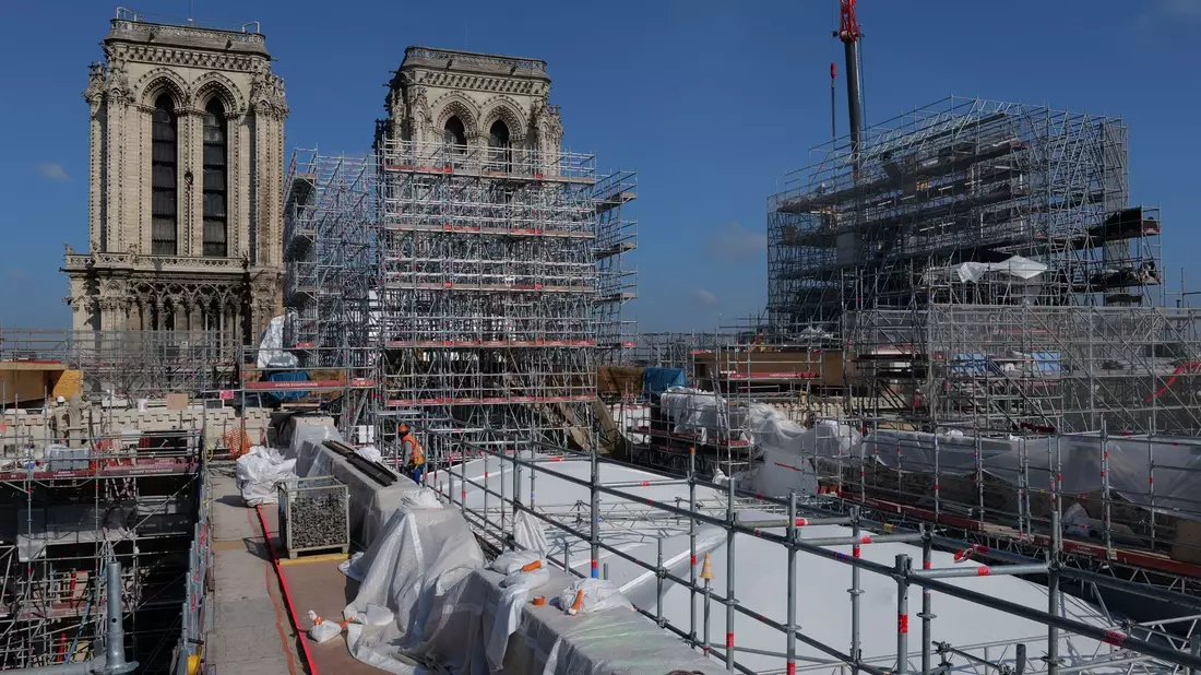 Blick auf die beschädigte Pariser Kathedrale Notre-Dame. - Bild: -/Timelapsego © Rebâtir Notre-Dame/dpa