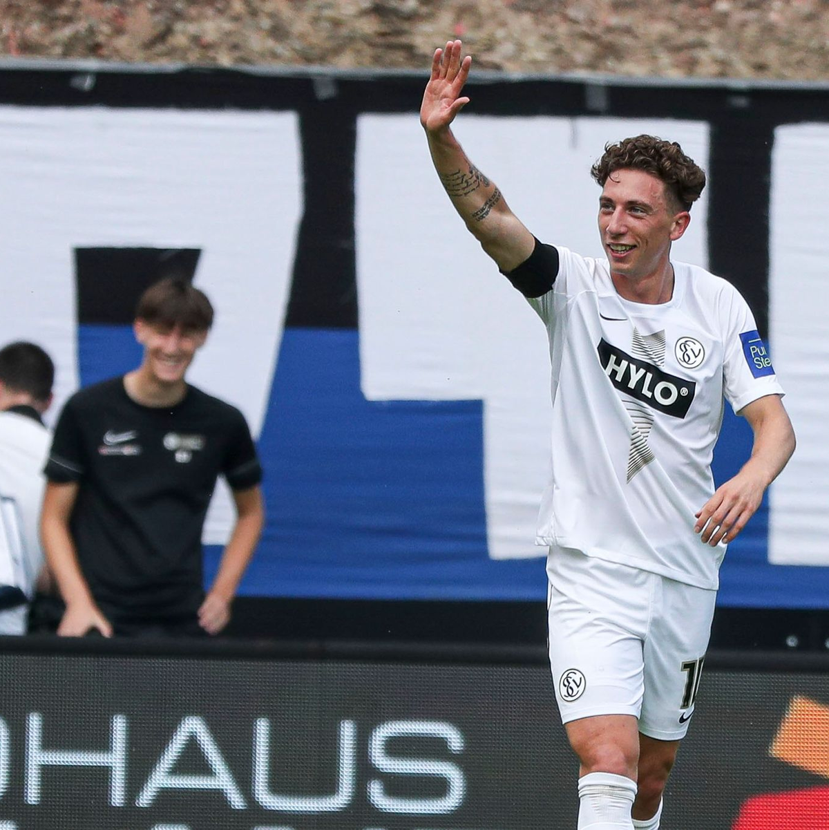 Der SV Elversberg setzte sich gegen den Aufstiegskandidaten Hamburger SV durch. - Foto: -/DEFODI Images/dpa