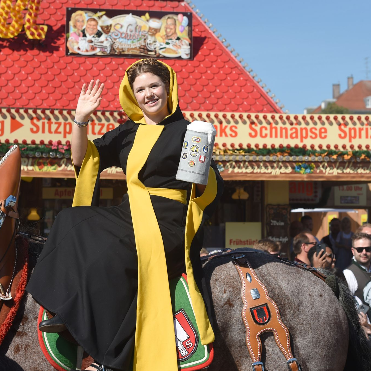 Das Münchner Kindl sitzt beim Einzug der Wiesnwirte auf einem Pferd. - Foto: Felix Hörhager/dpa