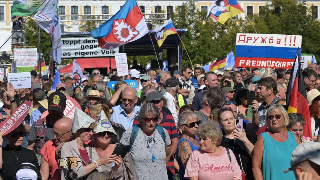 Anhänger rechter Gruppierungen protestieren gegen die Politik der Bundesregierung während einer Versammlung mit Teilnehmern aus dem rechten Spektrum auf dem Domplatz in Magdeburg. - Bild: Michael Bahlo/dpa