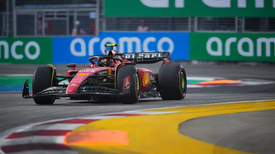 Sicherte sich die Pole Position in Singapur: Carlos Sainz. - Bild: Vincent Thian/AP/dpa