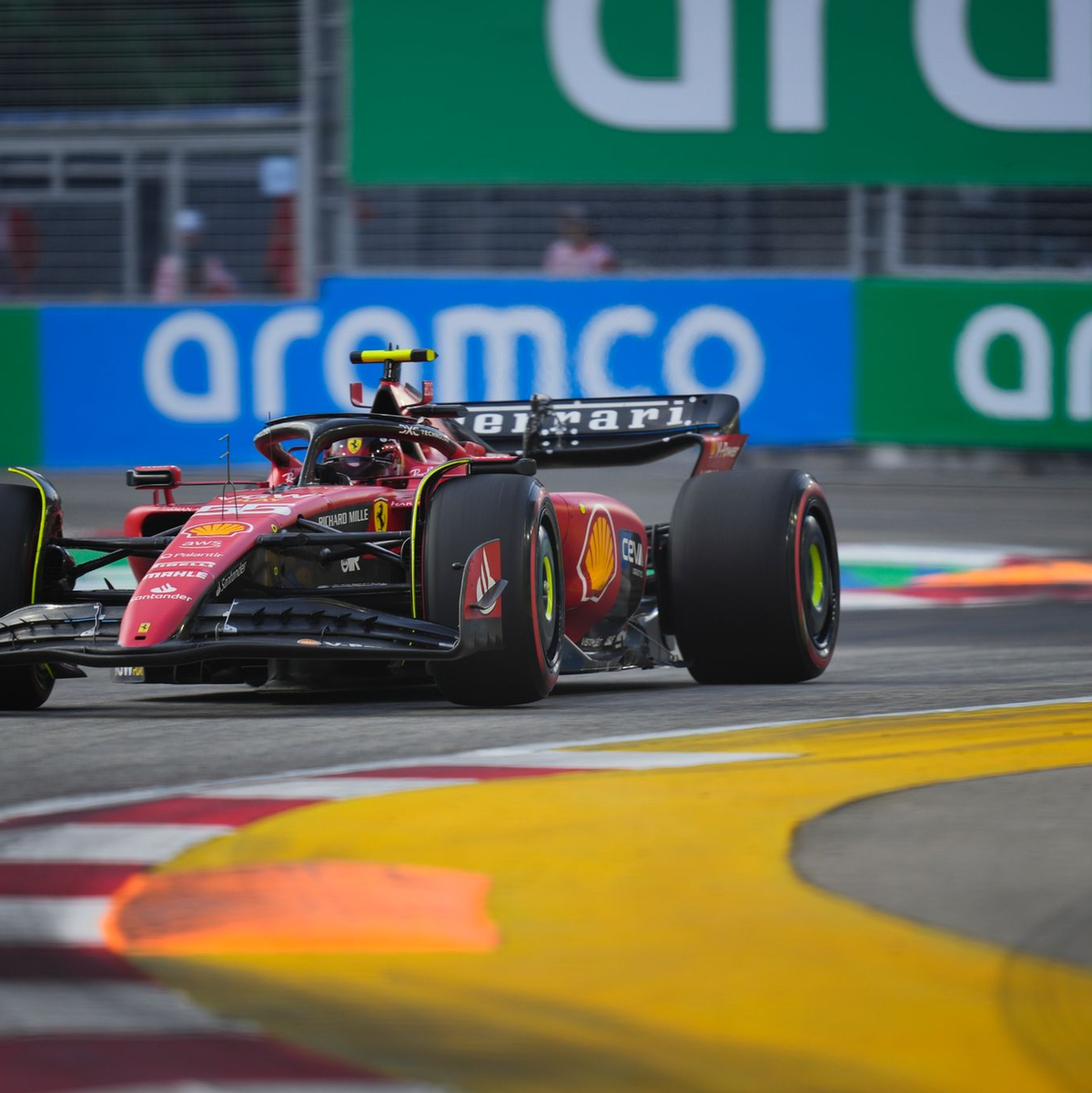 Feierte in Singapur seinen zweiten Karrieresieg: Carlos Sainz vom Team Ferrari. - Foto: Vincent Thian/AP/dpa
