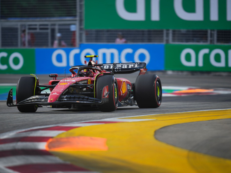 Ferrari-Pilot Carlos Sainz hat den Großen Preis von Singapur gewonnen. - Foto: Vincent Thian/AP/dpa