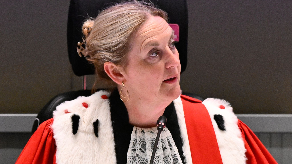 Richterin Laurence Massart sitzt im Gerichtssaal vor der Verlesung der Urteile. - Foto: John Thys/Pool AFP/AP/dpa