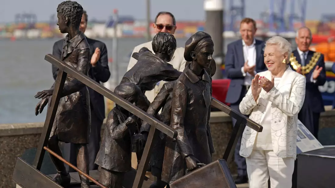 Dame Stephanie Shirley (r), bei der Enthüllung eines Denkmals für den Kindertransport am Kai von Harwich 2022. - Bild: Joe Giddens/PA Wire/dpa