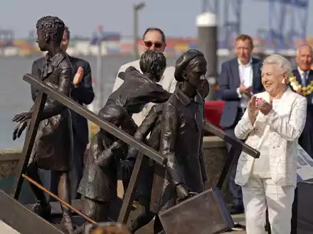 Dame Stephanie Shirley (r), bei der Enthüllung eines Denkmals für den Kindertransport am Kai von Harwich 2022. - Foto: Joe Giddens/PA Wire/dpa