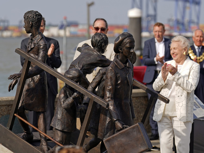 Dame Stephanie Shirley (r), bei der Enthüllung eines Denkmals für den Kindertransport am Kai von Harwich 2022. - Foto: Joe Giddens/PA Wire/dpa
