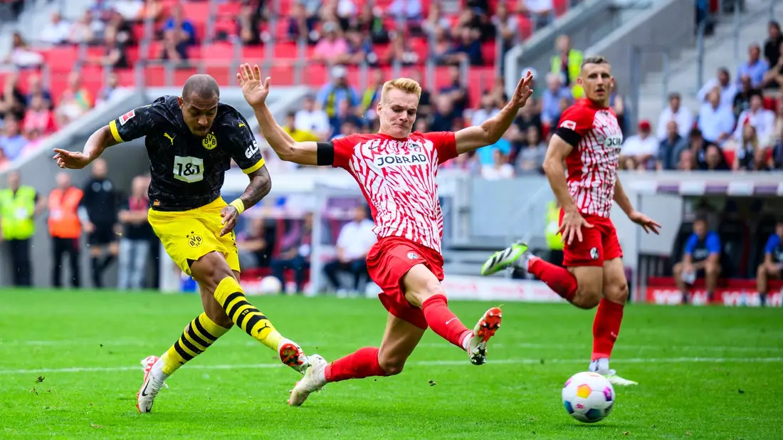 Dortmunds Donyell Malen (l) sorgte mit seinem Tor für den zwischenzeitlichen 2:2-Ausgleich des BVB in Freiburg. - Bild: Tom Weller/dpa
