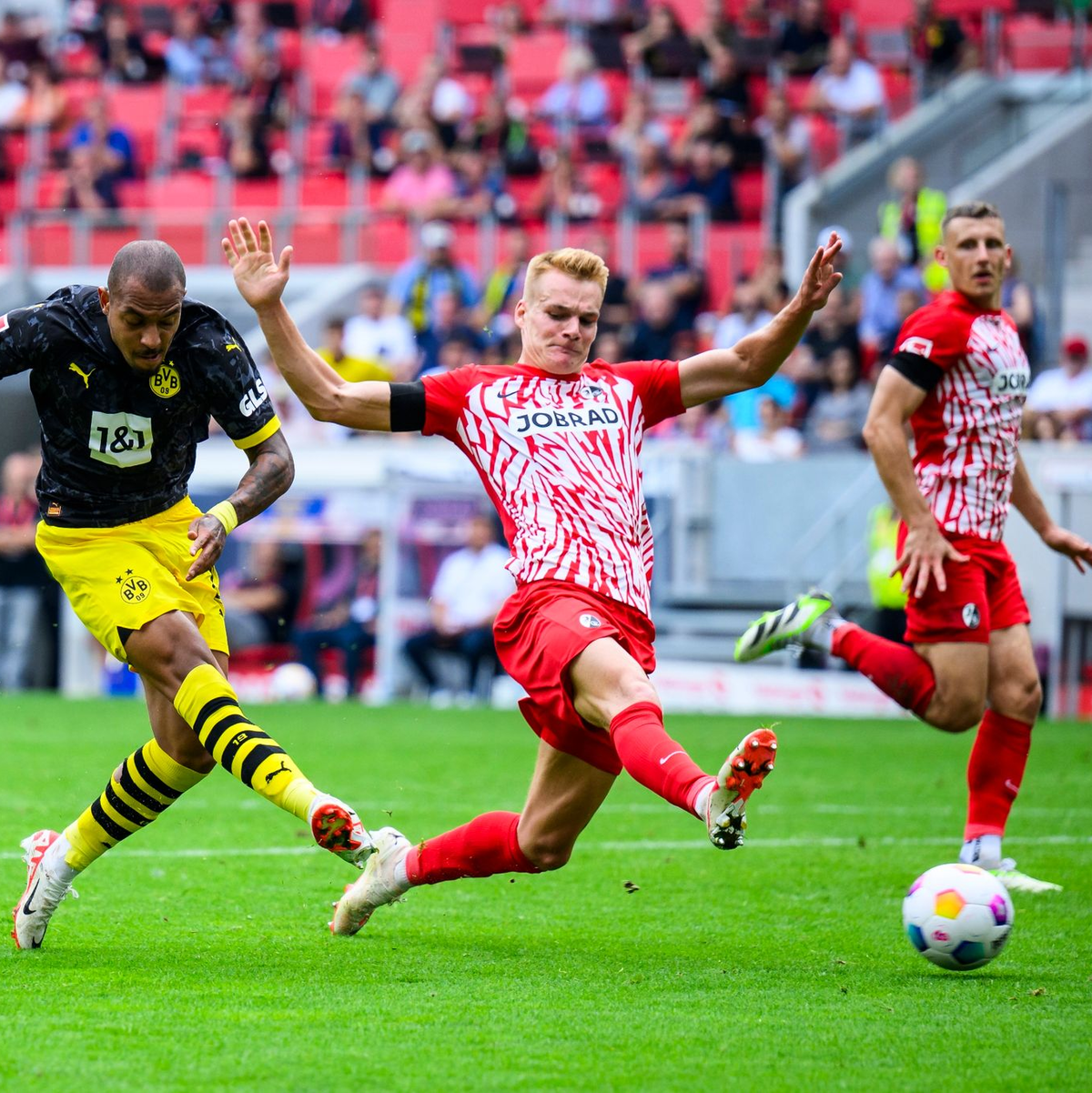 Dortmunds Donyell Malen (l) sorgte mit seinem Tor für den zwischenzeitlichen 2:2-Ausgleich des BVB in Freiburg. - Foto: Tom Weller/dpa